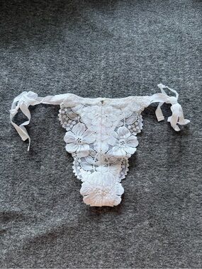 RARE Vintage Victoria's Secret Y2K High Cut Lace Tie-Side V-String Panty SM NWT